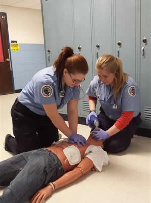 Student practice emergency treatment on training unit